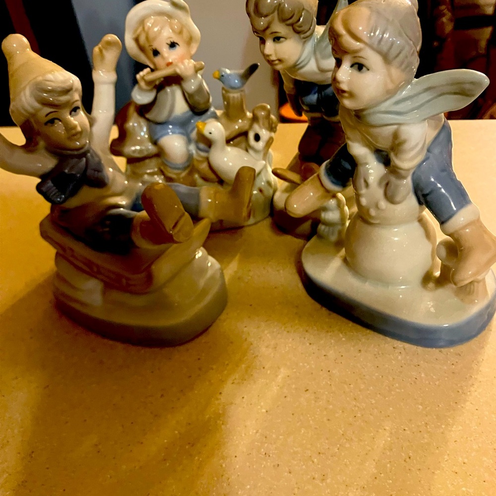 Figurines Children playing in the snow. Lardo style.